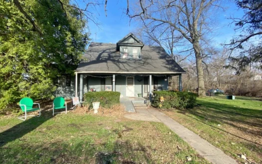 House for Sale in Small Town Southern Iowa with Large Yard