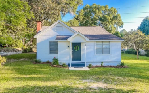 3 Beds / 1 Bath for Sale in Geneva Al W/ Fenced in Backyard