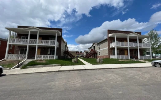 Prime Investment Opportunity: 8-plex apartment with garages