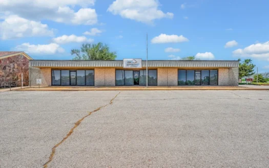 4,600 SqFt Multi-Tenant Office Building | Clinton, Oklahoma