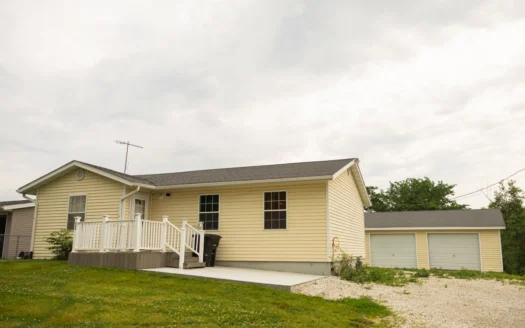 Home in Town For Sale Lancaster MO!