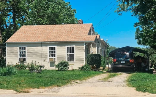 Charming 3 bedroom 1 bath on a corner lot in West Plains, MO