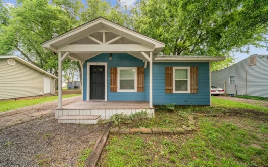 Pryor, Oklahoma Home in Town For Sale