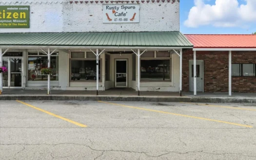 Prime Commercial Building with Loft Living on Sq in Seymour, MO