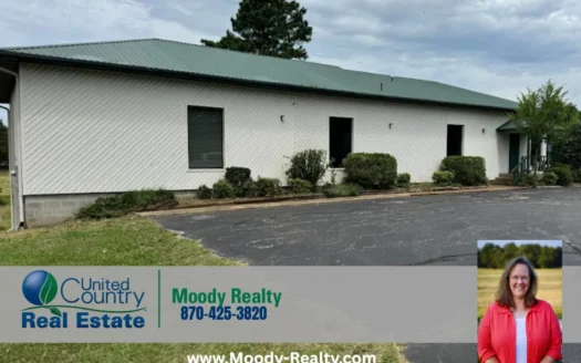 Commercial Building With Highway Frontage In Salem Arkansas
