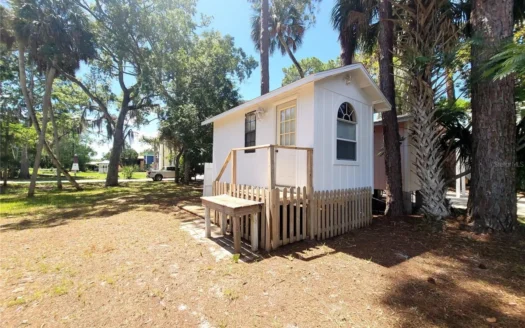 Tiny Cottage In Suwannee Florida!