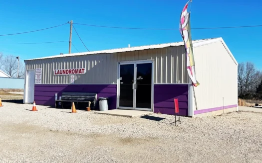 Commercial building and 1 acre for sale Highland, AR