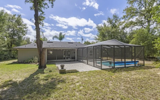 Minutes away from down town Dunnellon Fl