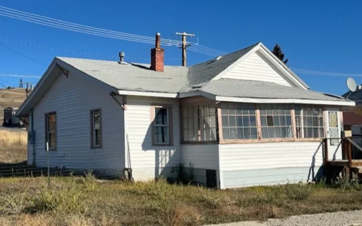 Fixer-Upper with Historic charm and big Potential