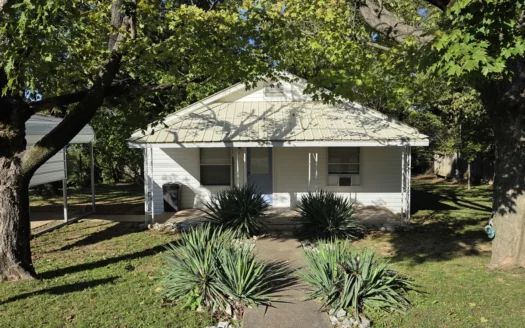 Charming little Starter home or Rental in the heart of Berryville