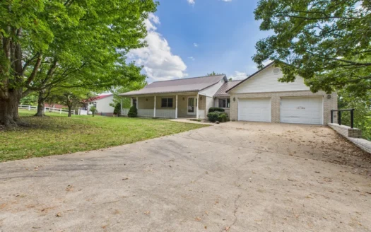 3 Bed 2 Bath Home in Quiet Neighborhood For Sale Near Branson