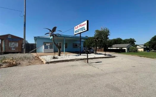 Motel and Liquor store 8 miles from Great Salt Plans Lake.