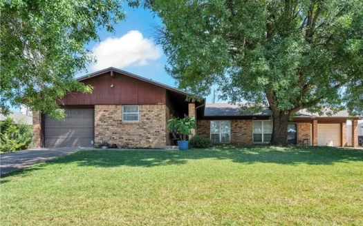 Well-maintained duplex at 1802-1804 Iris Circle in Temple, TX.