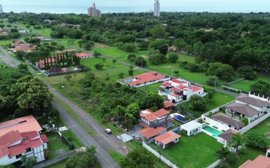 House in Coronado with a Pool and 1000m2 land close to the beach