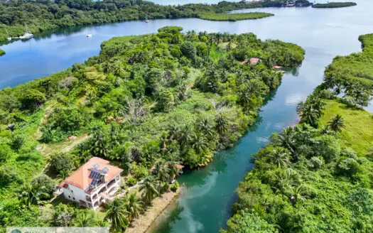 Spacious Waterfront Family Home on Isla Colon, Bocas del Toro