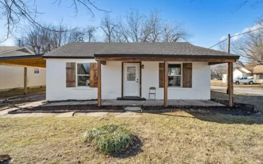 Pryor, Oklahoma Home in Town For Sale