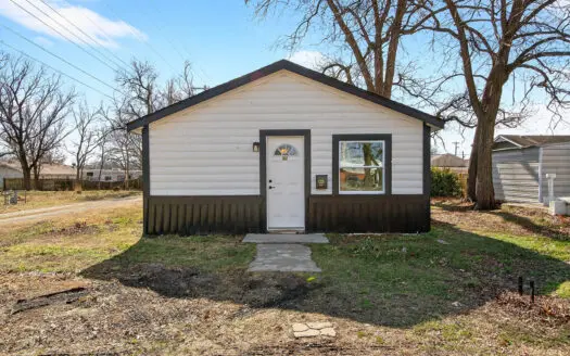 Pryor, Oklahoma Home in Town For Sale