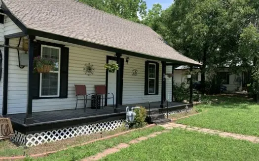 3 Bed 2 Bath Cottage-style Home in Bowie Texas for Sale