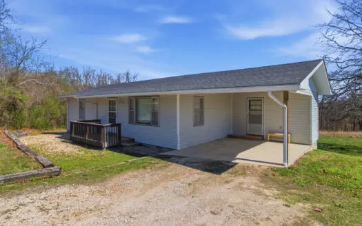 Charming 2BR Home on .5 Acre Near Lakes in Gainesville