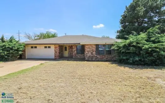 * Nice  Brick  Home  in Floydada is ready for your new endeavor *
