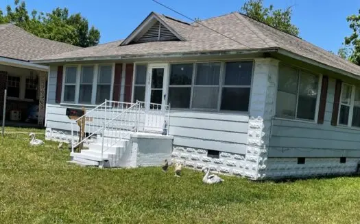 Great 3 bed 1.5 bath on large lot with a detached carport. Ready