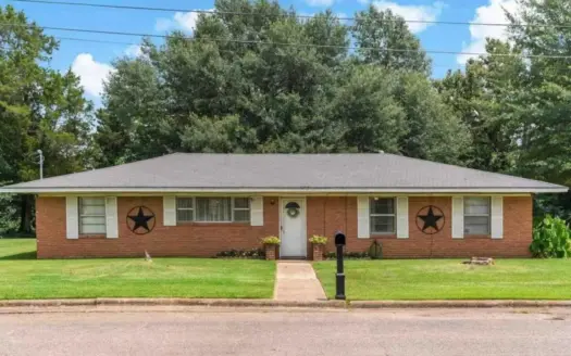 4 Bedroom Home for Sale in Paris, TX – Large Lot
