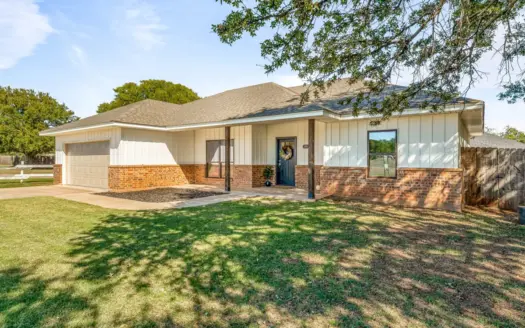 Move-In Ready 3-Bed, 2-Bath Home on Corner Lot in Iowa Park, TX