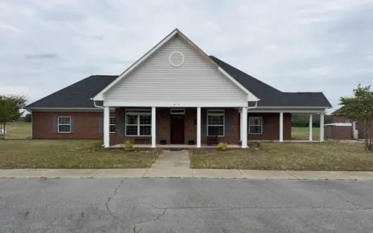 Multi-Use Country Property with 8 Bedrooms & 16 Acres