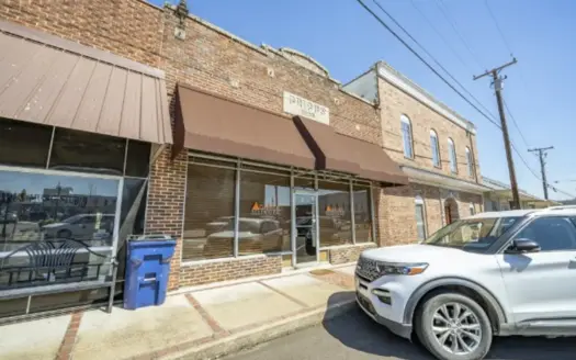 newly remodeled 2700 sqft commercial building with full basement