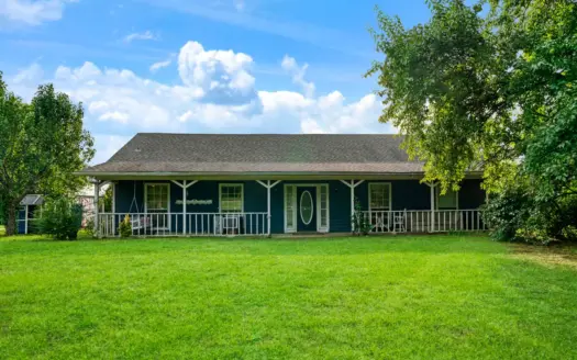 Ranch Style House on 1 Acre Paris, TX City Limits