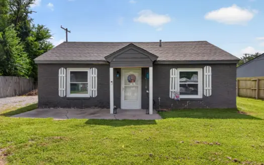 Pryor, Oklahoma Home in Town For Sale