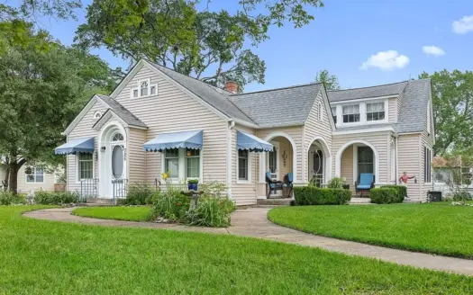 Charming 1920s Carmine Home on 1+ Acre Near Round Top