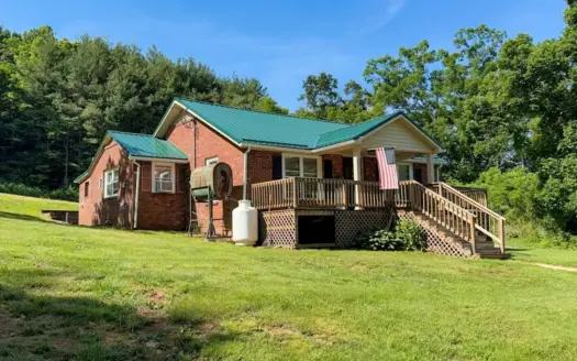 Cabin with acreage and creek in Elk Creek, VA