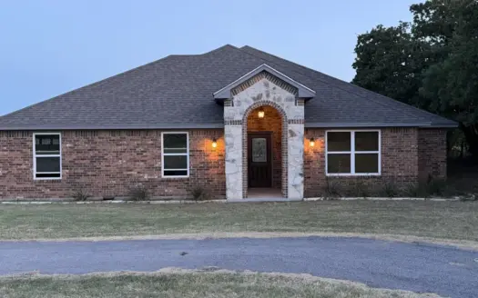 Beautiful modern home on 1 acre between Brownwood Tx and Bangs Tx