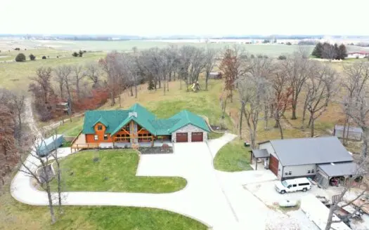 Luxury Log Home for Sale in Southern Iowa with Pasture