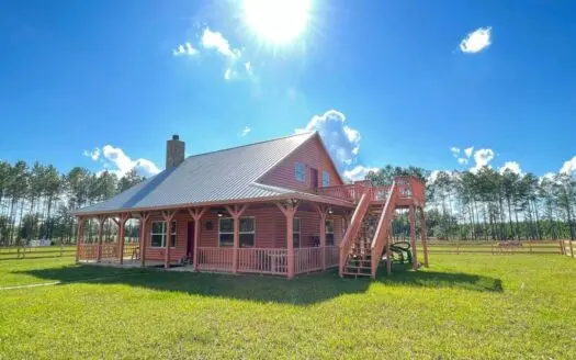 Beautiful Log Home in Winding River Preserve!