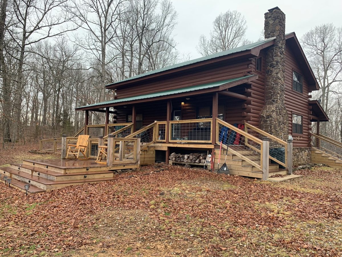 Rustic Log Cabin Bordering Buffalo National Forest