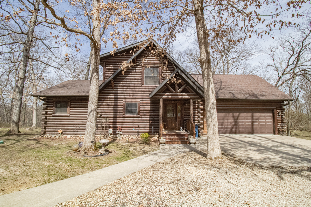 Log home acreage for sale in Jones County Iowa