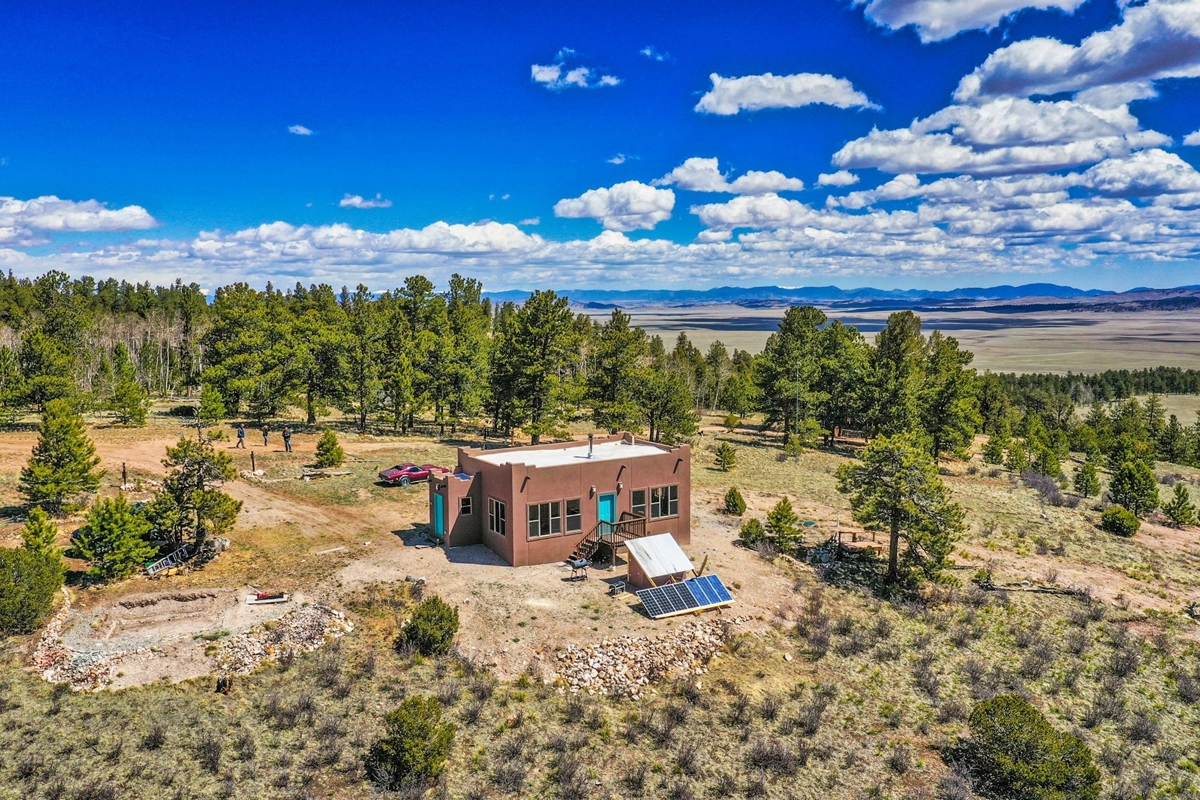 Santa-Fe Off-Grid Custom Home with Panoramic Views