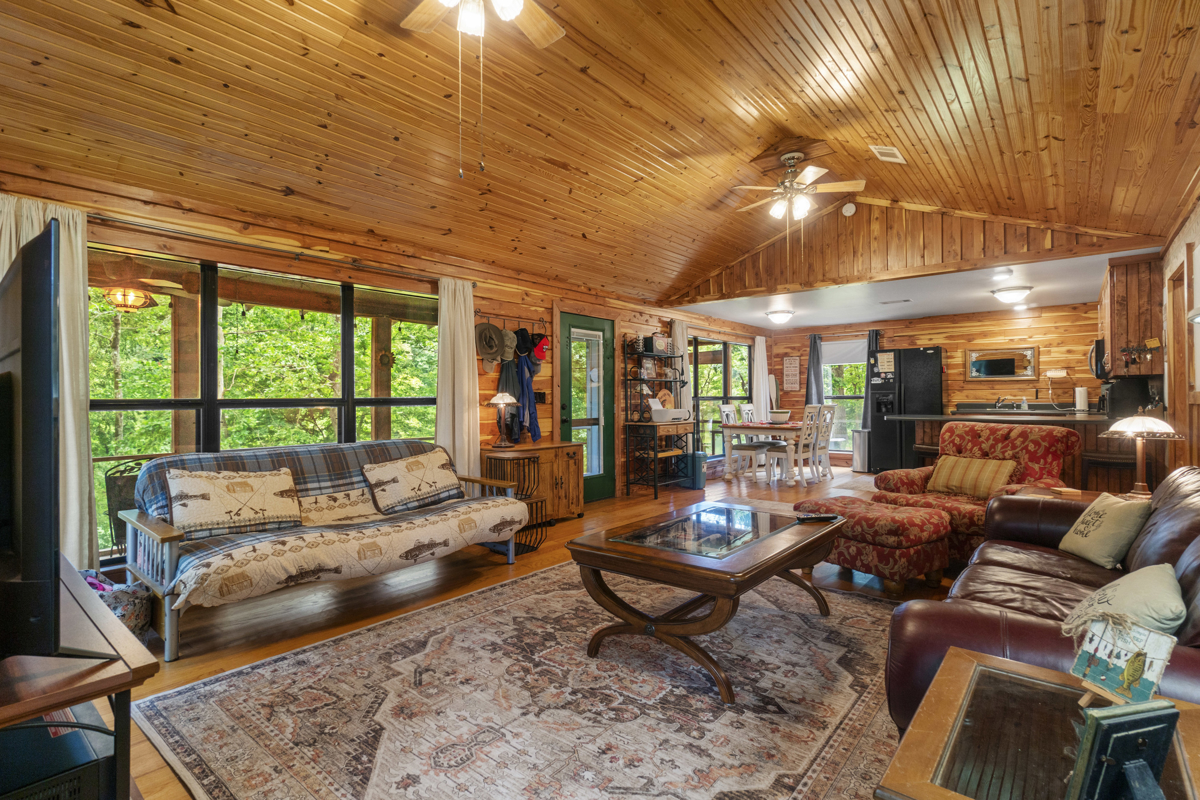 Little Red River Riverfront Cabin For Sale near Pangburn, AR