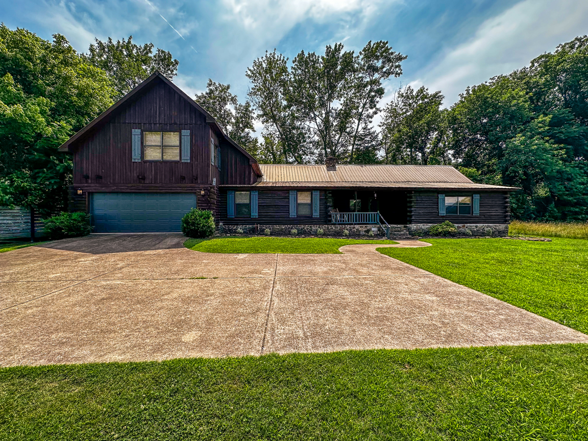 Log Cabin On The Banks Of The White River, Mountain View Arkansas