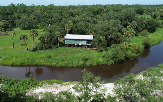 Beautiful secluded Creekside Stilt Cabin in Arcadia, Florida!