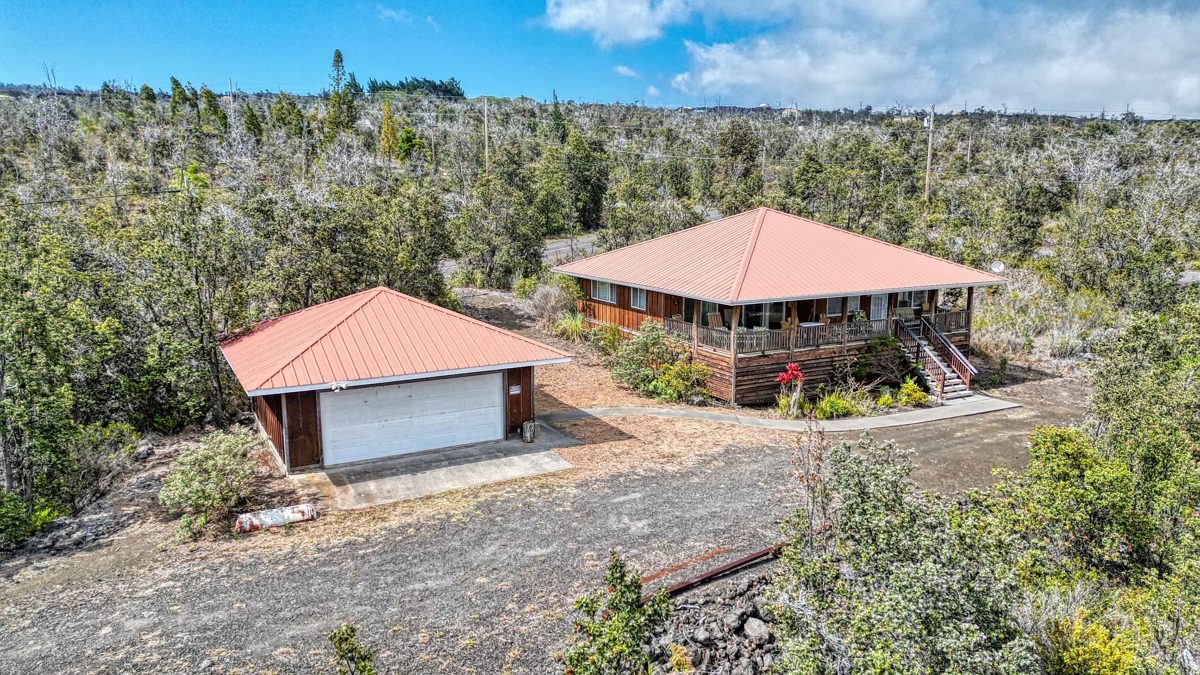 Turnkey 3BD Hawai‘i Home w/Ocean Views, Lanai, Garage & Vaulted C