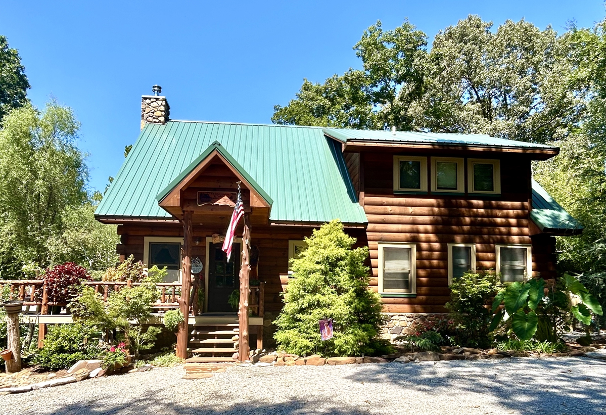 Stunning Ozark Mountain log house on the creek in gated community