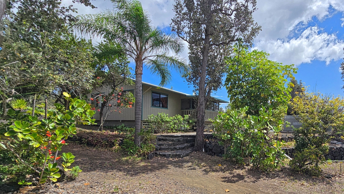 Island home with 2 bed, 1 bath, lush gardens, privacy—Hawaii