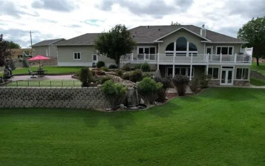 6 Bed 5 Bath Home sits on 20 Acres on the Golf Course