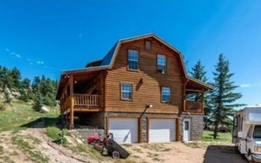 Spacious Log Home that is Self-Sufficient