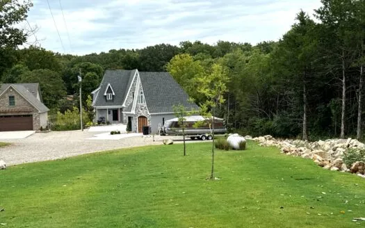 Lakefront Home & Cottage For Sale in Cherokee Village AR