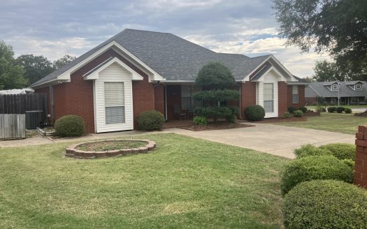 Beautiful Move In Ready Three Bed/2.5 Bath Home in Woods Addition