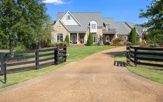 Franklin Southern Estate with Pool, Barn & Private Grounds
